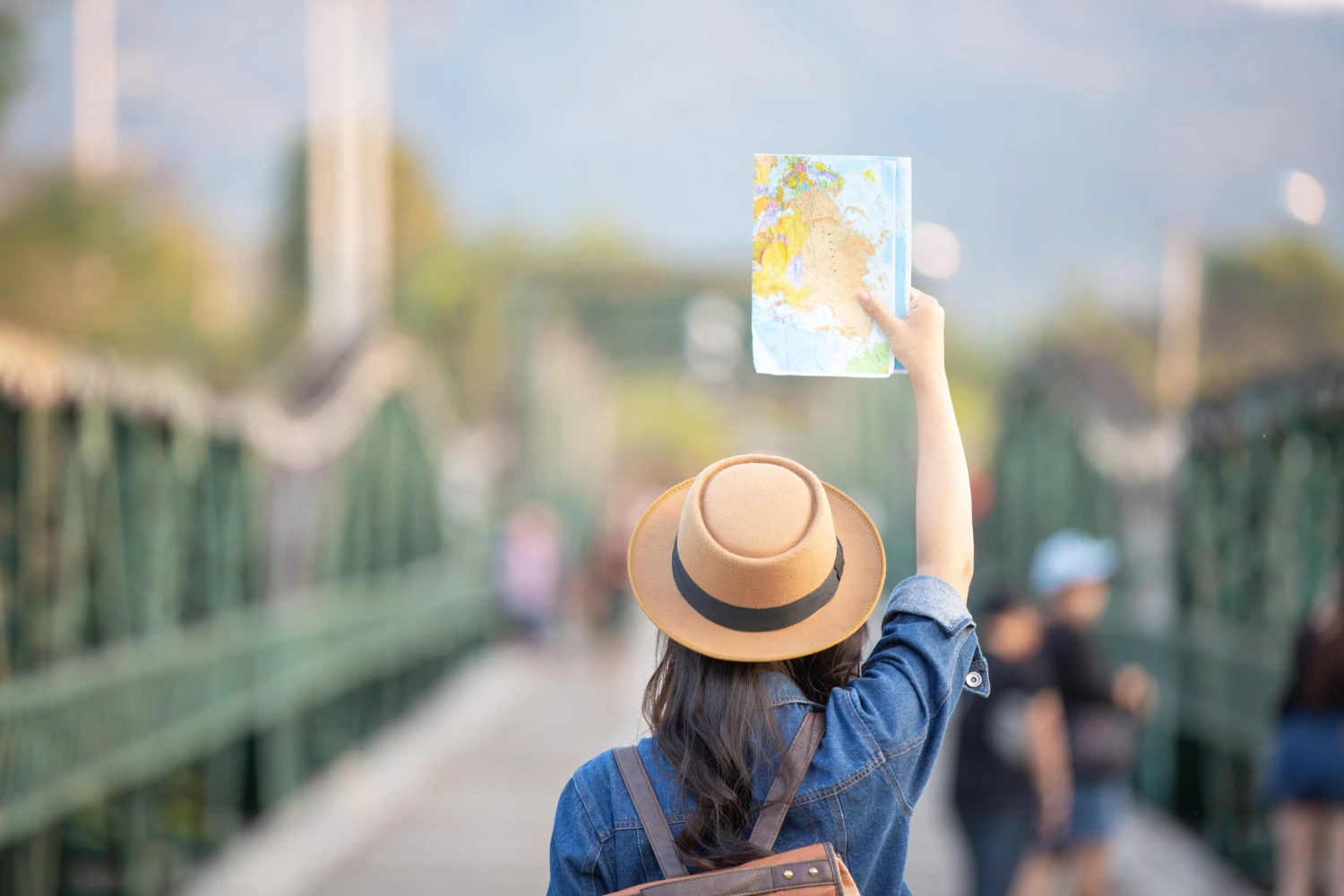 turismo de descanso beneficios para corpo e mente turista com chapeu e mapa em ponte turismo de desc